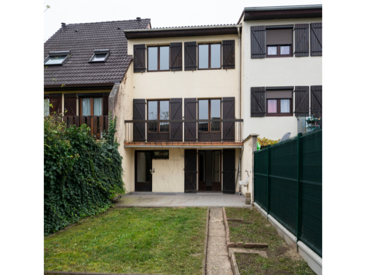 Maison mitoyenne composée de 6 pièces d'une surface loi carrez de 115,85 m²